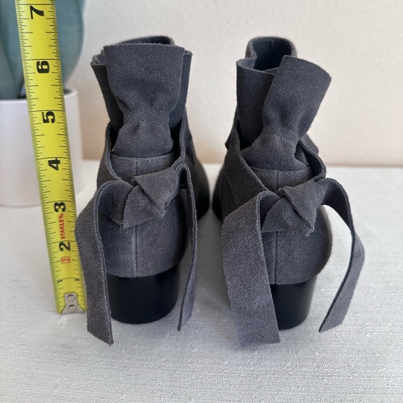 New Aerosoles Crosswalk Gray Suede Ruffled Ankle Booties Women’s 8M - Picture 9 of 14